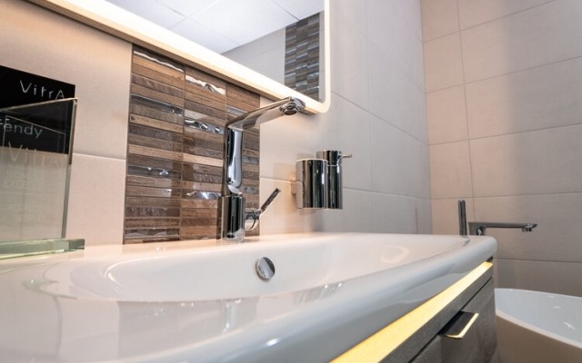 Lets Plumb - Unique Showroom - Southampton - Vitra bath