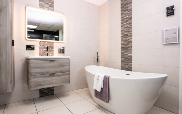 Lets Plumb - Southampton - White freestanding bath
